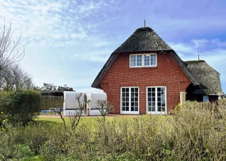 1 - Haus kaufen in Sylt / Rantum - Bezaubernde Doppelhaushälfte mit Wattenmeerblick !