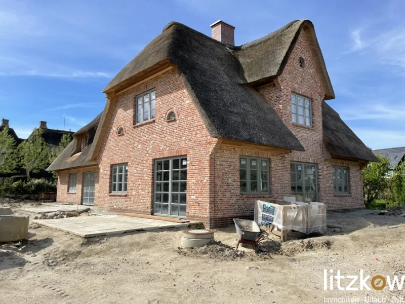 0-Titel - Haus kaufen in Sylt / Archsum - Neubau - Großzügige Haushälften unter Reet mit Südgärten !