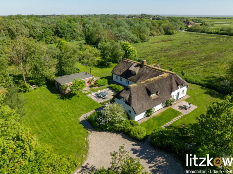 1 - Haus kaufen in Sylt / Morsum - Wundervolles Reetdachanwesen in Alleinlage !