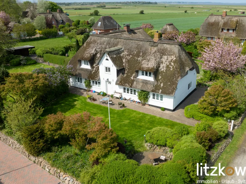 1. Titel - Haus kaufen in Sylt / Archsum - Bezauberndes weißes Reetdachanwesen !