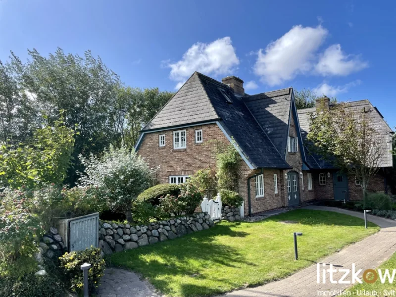 Titelbild - Haus kaufen in Sylt / Morsum - Charmantes Hausteil in begehrter Lage am Wattenmeer !