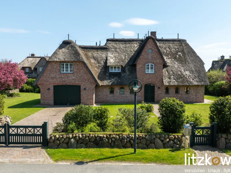 1 - Haus kaufen in Sylt / Keitum - Großzügiges Reetdachanwesen in sehr guter Wohnlage !