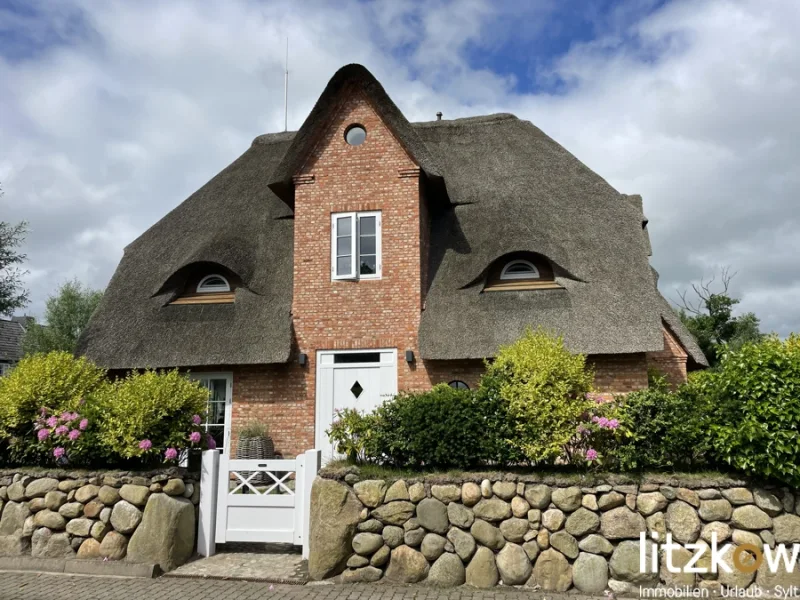 1-Titel - Haus kaufen in Sylt / Archsum - Hochwertige Doppelhaushälfte unter Reet in ruhiger Südrandlage!