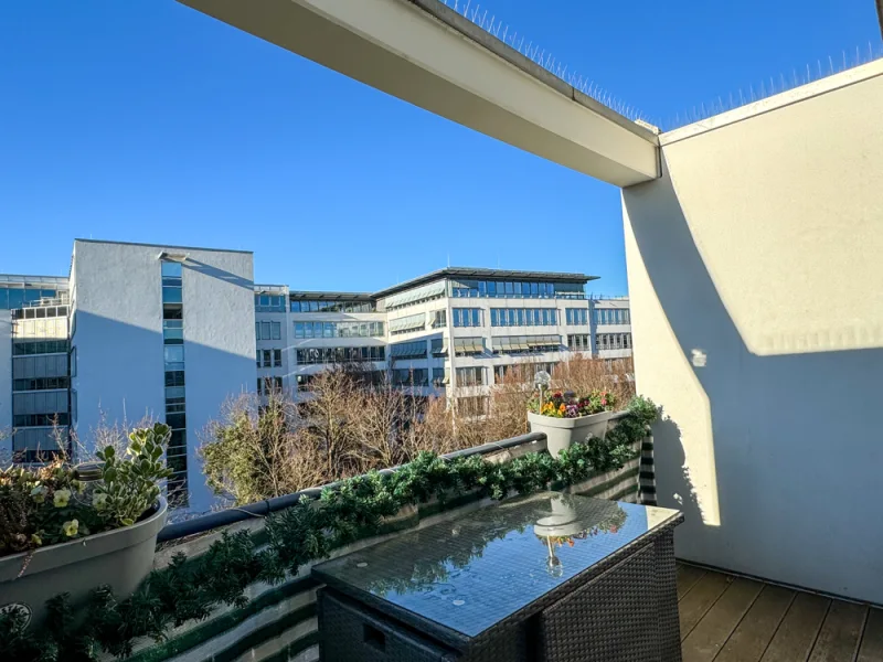 Balkon - Wohnung kaufen in München - *** Gelegenheit ** vermietetes und zentrales 1-Zi.-Aparment mit Loggia und Tiefgaragenstellplatz ***
