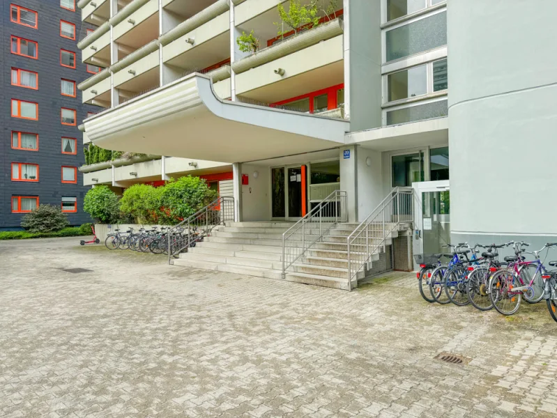 Außenansicht - Wohnung kaufen in München - *** Gelegenheit ** vermietetes und renovierungsbedürftiges 1-Zi.-Apartment in Laim mit Balkon ***