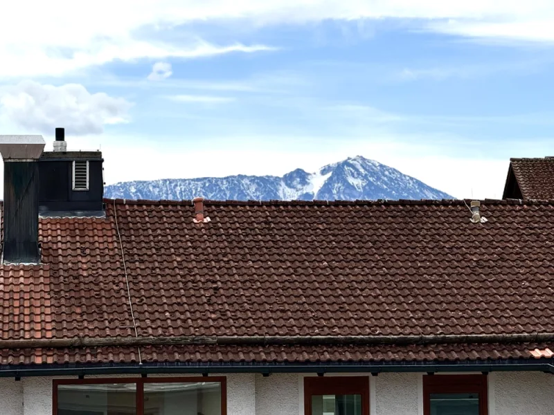 Bergblick - Wohnung kaufen in Traunstein - ** Provisionsfrei ** Exklusiver Dachterrassentraum mit lichtdurchfluteten Räumen und hohen Decken