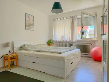 Schlafzimmer - Wohnung kaufen in München - *** Gelegenheit *** vermietete 2-Zimmer-Wohnung mit TG-Stellplatz im schönen Berg-am-Laim ***