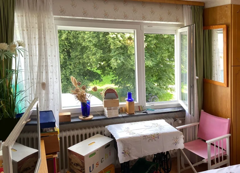 Schlafzimmer mit Ausblick ins Grüne