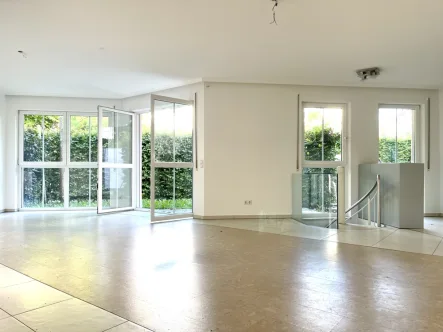 Wohnzimmer - Wohnung mieten in München - *** Ruhige Gartenwohnung mit zwei Terrassen ** über zwei Etagen ** in privilegierter Lage Solln