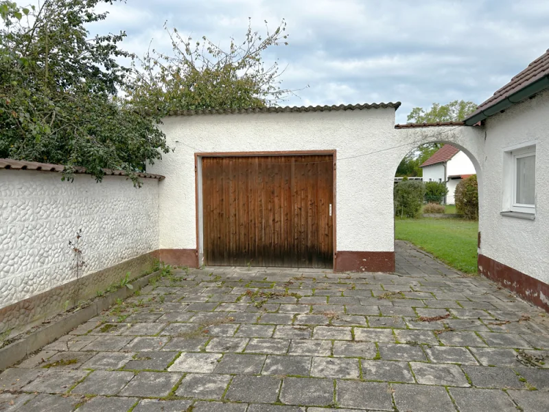 Garage außen 