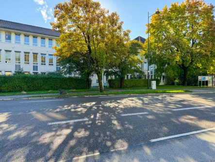 Außenansicht - Büro/Praxis mieten in Unterföhring - *** Großzügige Bürofläche im Erdgeschoss mit hohen Decken ** im gut angebundenen Unterföhring ***