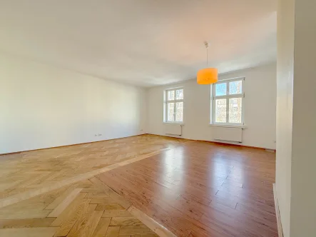 Wohnzimmer - Wohnung kaufen in München - *** Denkmalgeschütztes Altbaujuwel *** 3-Zimmer-Wohnung in hochwertigen, sanierten Zustand ***