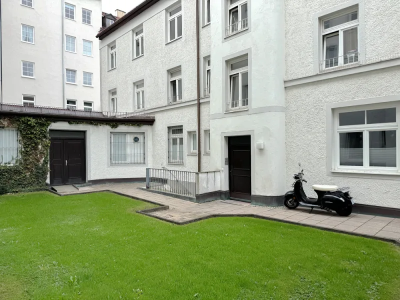 Innenhof - Wohnung kaufen in München - *** Gelegenheit *** vermietete 2-Zimmer-Wohnung in der gut angebundenen Maxvorstadt ***