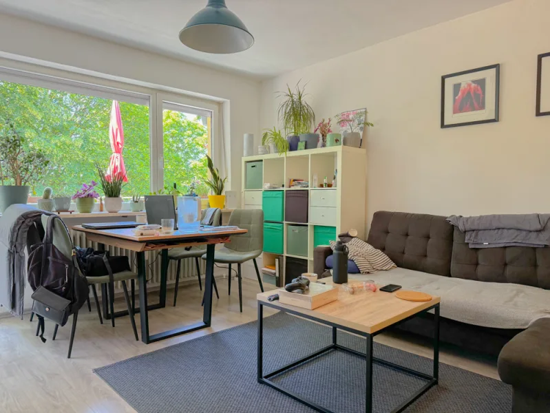 Wohnzimmer - Wohnung kaufen in München - ** Gelegenheit ** vermietete 2-Zimmer-Wohnung mit TG-Stellplatz in schöner Lage von Berg-am-Laim **