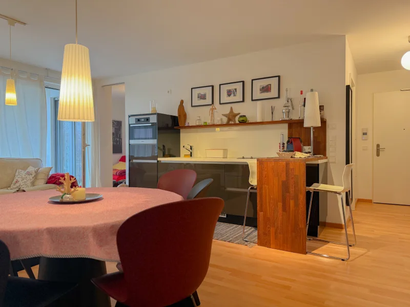 Wohnzimmer - Wohnung kaufen in München - *** Gelegenheit *** moderne 2-Zimmer-Whg mit Schwimmbad und Duplex-Garage ** bezugsfrei ***