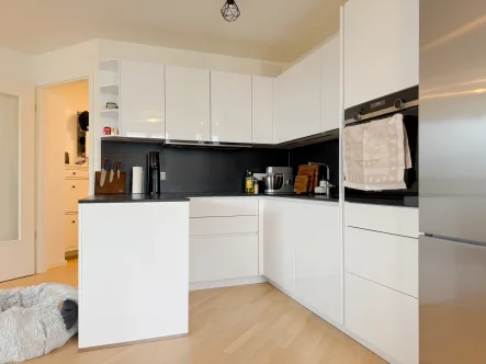 Küche - Wohnung kaufen in München - ** Wunderschöne 2-Zi.-Neubauwohnung im 5. OG mit Loggia, hochwertiger Einbauküche & Echtholzböden **