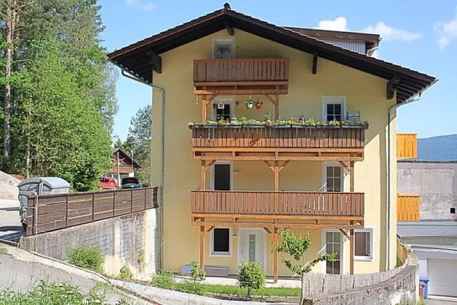 Ansicht Süden - Wohnung kaufen in Grafenwiesen - Gemütliche 2- Zimmer Souterrainwohnung mit Terrasse in ruhiger Lage, Nähe der Stadt Bad Kötzting