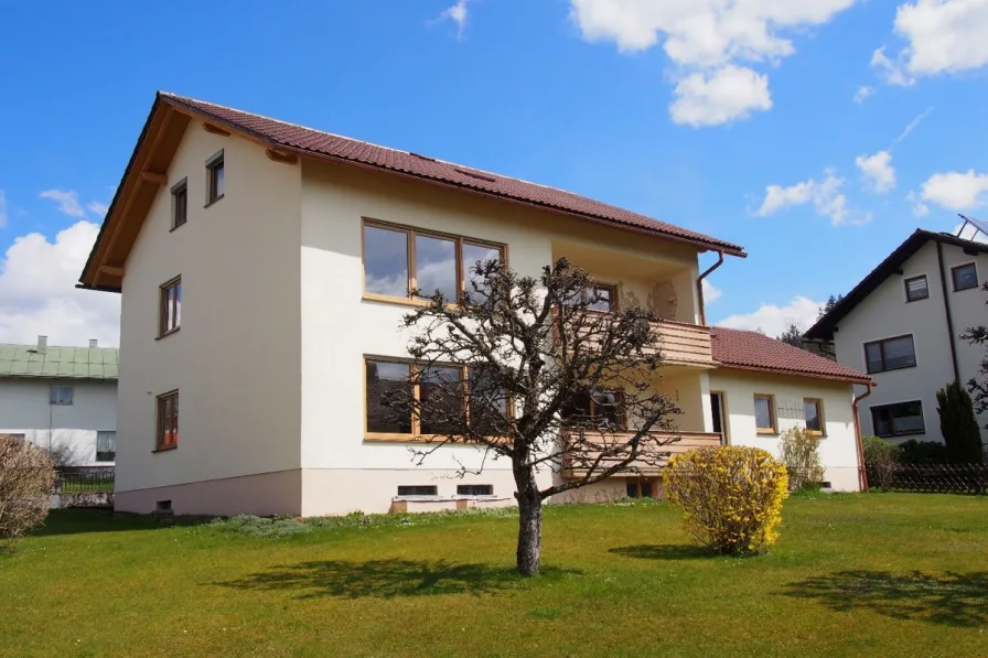 Ansicht Südwest - Haus kaufen in Frauenau - Mit der Renovierung ist bereits begonnen!! Attraktives Zweifamilienhaus in Ortsrandlage von Frauenau