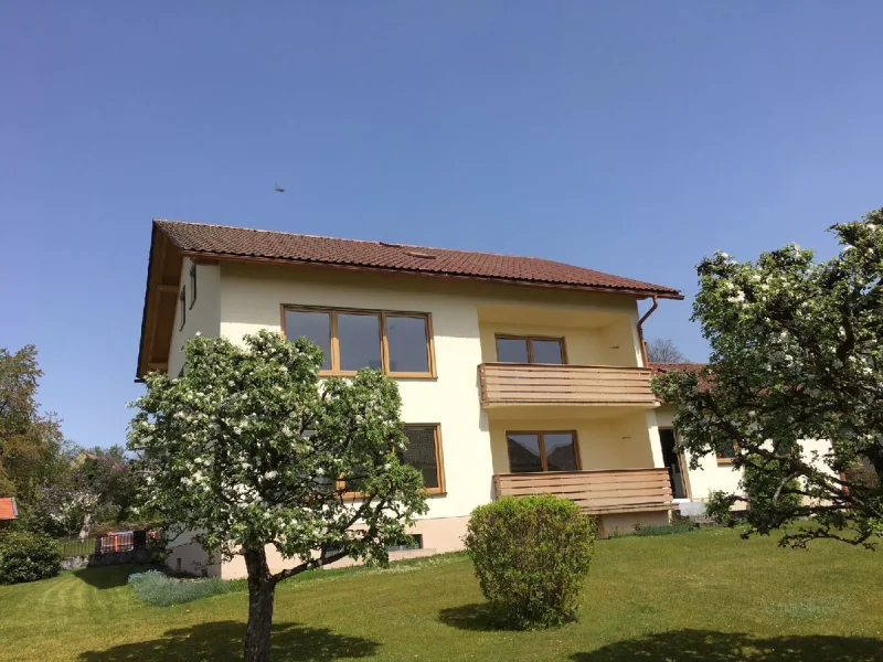 Ansicht Süd - Haus kaufen in Frauenau - Attraktives Zweifamilienhaus mit ausgebautem Dachgeschoss, in sonniger Lage in Frauenau