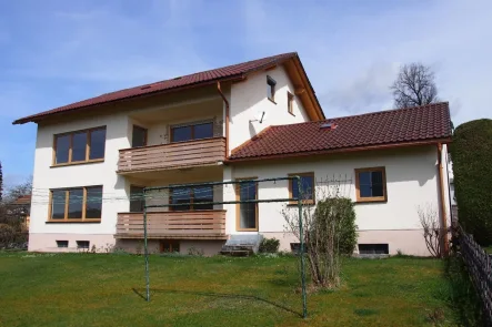 Ansicht Süden - Haus kaufen in Frauenau - Attraktives Zweifamilienhaus mit ausgebautem Dachgeschoss, in sonniger Lage in Frauenau