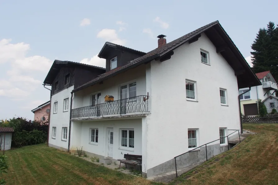 Gartenseite Süd-West - Haus kaufen in Zachenberg - Großes Wohnhaus bei Gotteszell, mit drei Wohnbereichen sucht neue Eigentümer - Haus Zachenberg