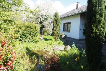 Ansicht Hauseingang  - Haus kaufen in Prackenbach - Mit der Natur auf Du und Du! Idyllisch gelegenes Einfamilienhaus, Nähe der Stadt Viechtach, Bay.Wald