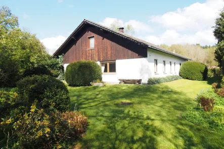 Ansicht Südosten - Haus kaufen in Prackenbach - Idyllisch gelegenes Einfamilienhaus mit großem Garten, Nähe der Stadt Viechtach, Bay.Wald