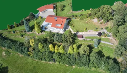 Ansicht von oben - Haus kaufen in Kollnburg - Exklusive Villa, mit drei möglichen Wohneinheiten, parkähnlichem Garten und gigantischer Aussicht