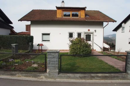 Ansicht Osten - Haus kaufen in Hohenwarth - Einfamilienhaus mit Garten in ruhiger Siedlungslage der Gemeinde Hohenwarth, Bay.Wald