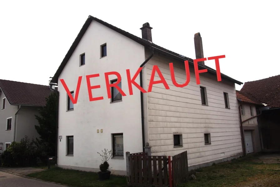 Titelbild Verkauft - Haus kaufen in Pilsting / Waibling - Einfamilienhaus mit Nebengebäude in Pilsting - OT-Waibling - LKR Dingolfing-Landau