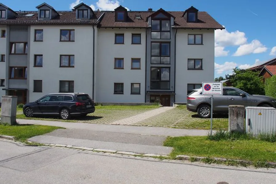 Ansicht Haus - Wohnung kaufen in Regen - Gepflegte 2- Zimmer-ETW mit Balkon in begehrter Wohnlage der Kreisstadt Regen, Stadtteil Bürgerholz!