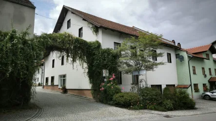 Außenansicht - Haus kaufen in Gotteszell - Großes Wohnhaus in Gotteszell. Ideal für eine Großfamilie,  15 km nördl. v. Deggendorf