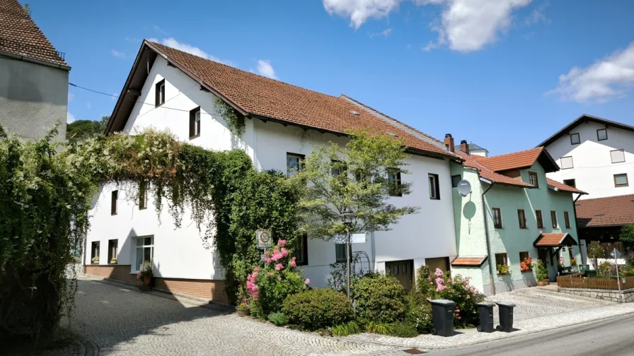 Außenansicht - Haus kaufen in Gotteszell - Großes Wohnhaus in Gotteszell. Ideal für eine Großfamilie,  15 km nördl. v. Deggendorf