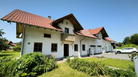 Ansicht von Süd-Ost - Haus kaufen in Schwarzach - Zweifamilienhaus mit schönem Grundstück für 2 Familien in Schwarzach zw. Deggendorf + Straubing