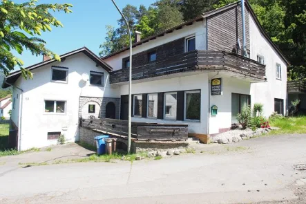 Ansicht Westen - Haus kaufen in Hohenwarth - Sanierungsbedürftige Pension, mit unverbaubarer Fernsicht, Nähe Bad Kötzting, Bay. Wald