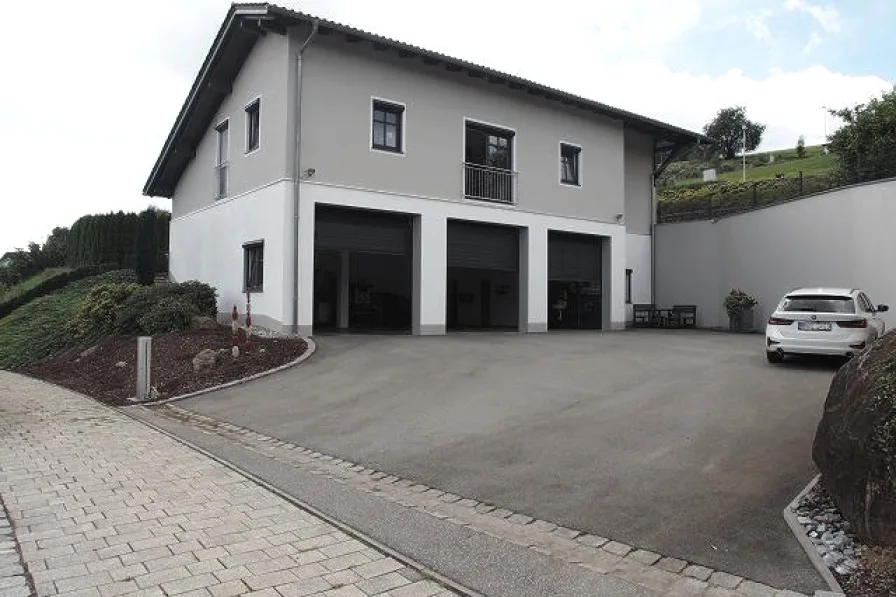 Ansicht Norden - Haus kaufen in Bad Kötzting - Neuwertige 3- Zimmerwohnung mit Dreifachgarage,Carport und 23,97 kWp PV-Anlage in Bad Kötzting