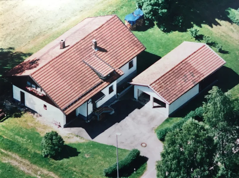 Luftbild - Haus kaufen in Achslach - Wohnhaus  mit drei Garagen am Ortsrand von Achslach, (Oxla) zwischen Viechtach und Gotteszell