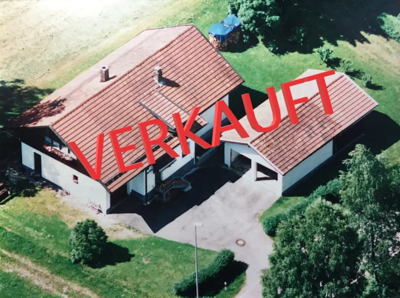 Verkauft - Haus kaufen in Achslach - Wohnhaus  mit drei Garagen am Ortsrand von Achslach, (Oxla) zwischen Viechtach und Gotteszell