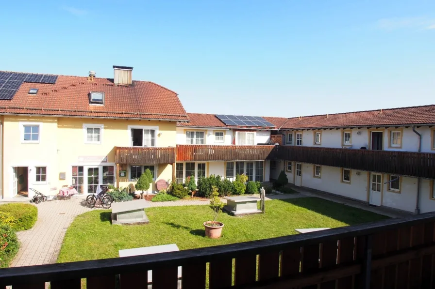 Ausblick auf den Innenhof vom Balkon