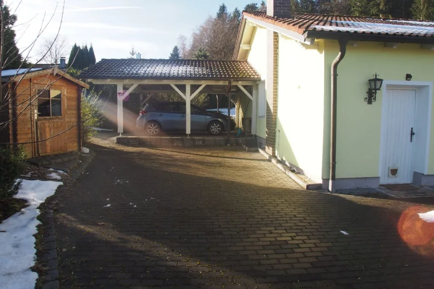 Ansicht mit Carport u. Schuppen