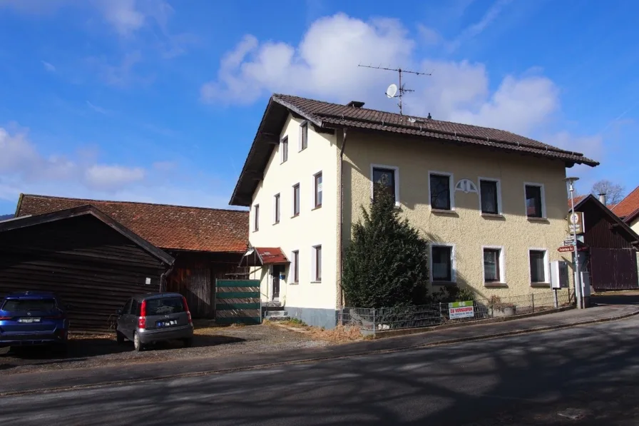 Ansicht - Süd-Ost - Haus kaufen in Bischofsmais - Ehemaliges Gasthaus mit Betreiber-Wohnung, Garage + Nebengebäude im Erholungsort Bischofsmais