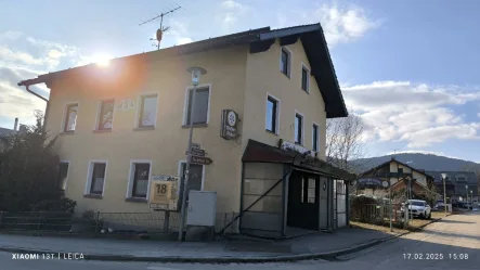 Ansicht Nord-Ost - Haus kaufen in Bischofsmais - Ehemaliges Gasthaus mit Betreiber-Wohnung, Garage + Nebengebäude im Erholungsort Bischofsmais