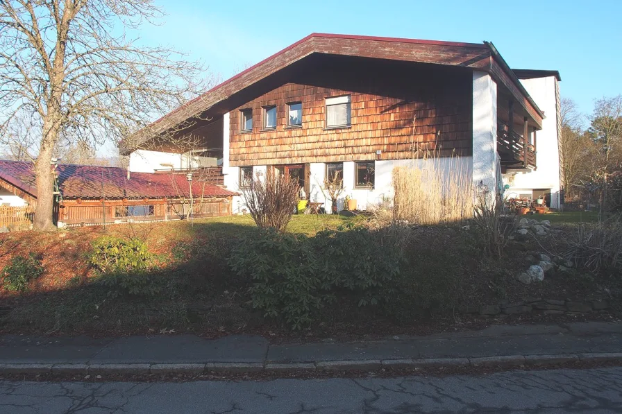 Ansicht Südwesten - Haus kaufen in Bad Kötzting - Großzügiges Wohnhaus in ruhiger Wohnlage der Stadt Bad Kötzting