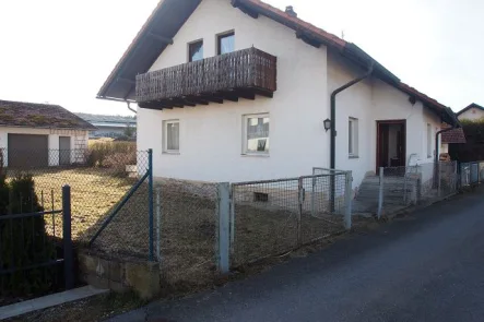 Ansicht Nordost - Haus kaufen in Miltach - Sanierungsbedürftige Doppelhaushälfte in Miltach – gestalten Sie Ihr neues Zuhause!