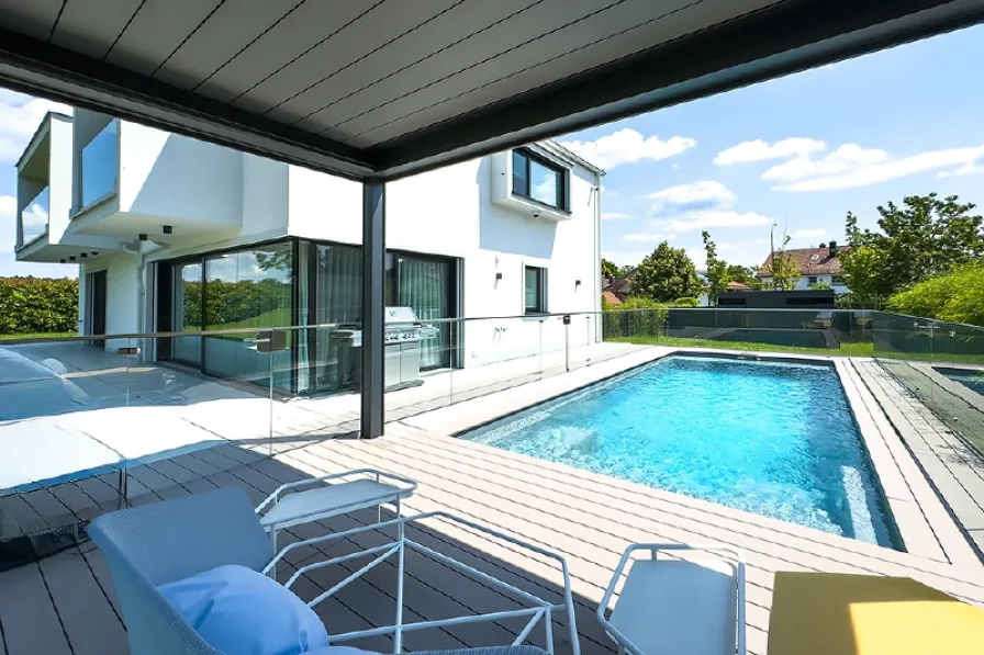 Pool mit Pavillon