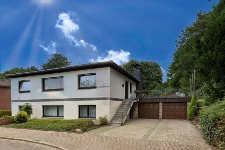 Haus Vorderansicht - Haus kaufen in Oberhausen - OB-Königshardt: freistehender Bungalow am Waldrand