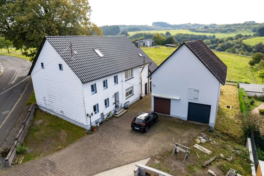 Außenansicht - Haus kaufen in Deudesfeld - ***Schön gelegenes, renoviertes Bauernhaus mit Nebengebäude***