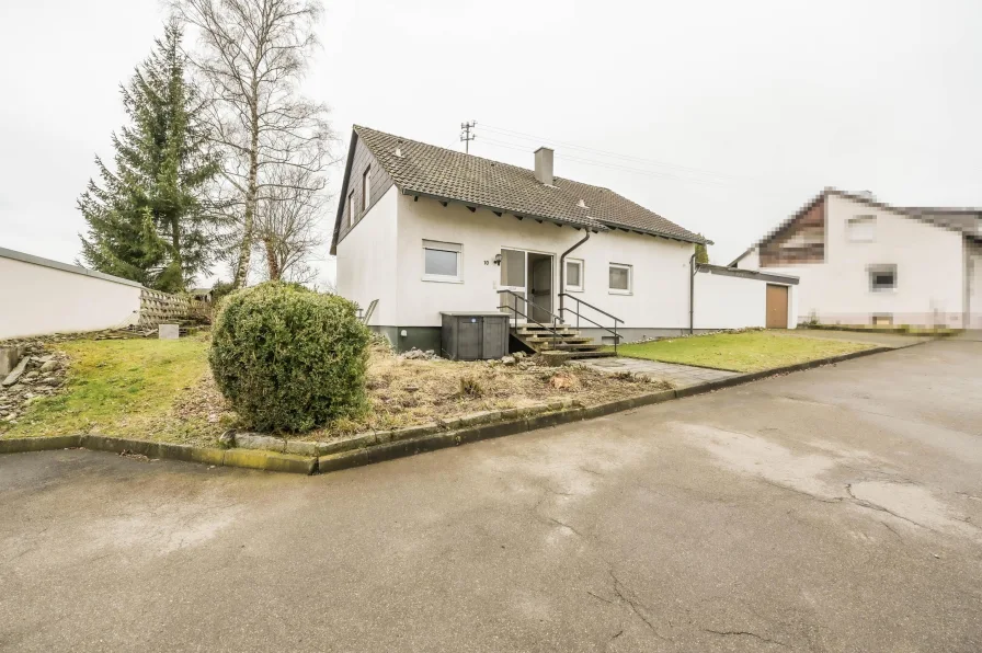 Vorderansicht - Haus kaufen in Burgrieden - Einfamilienhaus in Burgrieden