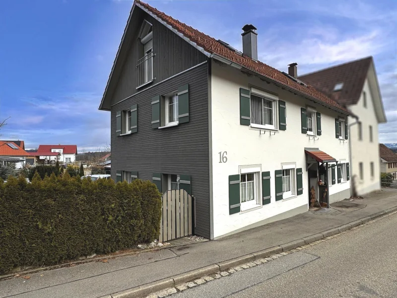 Außenansicht - Haus kaufen in Argenbühl - Renoviertes Einfamilienreiheneckhaus mit schönem Garten und Garage in Argenbühl