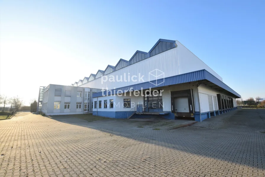 Außenansicht Ost - Halle/Lager/Produktion mieten in Landsberg / Queis - Provisionsfrei: Verfügbare Gewerbehalle direkt an der A14